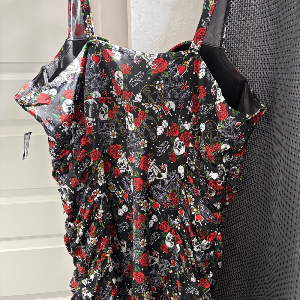 Torrid Size 6 DD/F Black Skull & Red Rose one-piece bathing suit - Picture 6 of 8